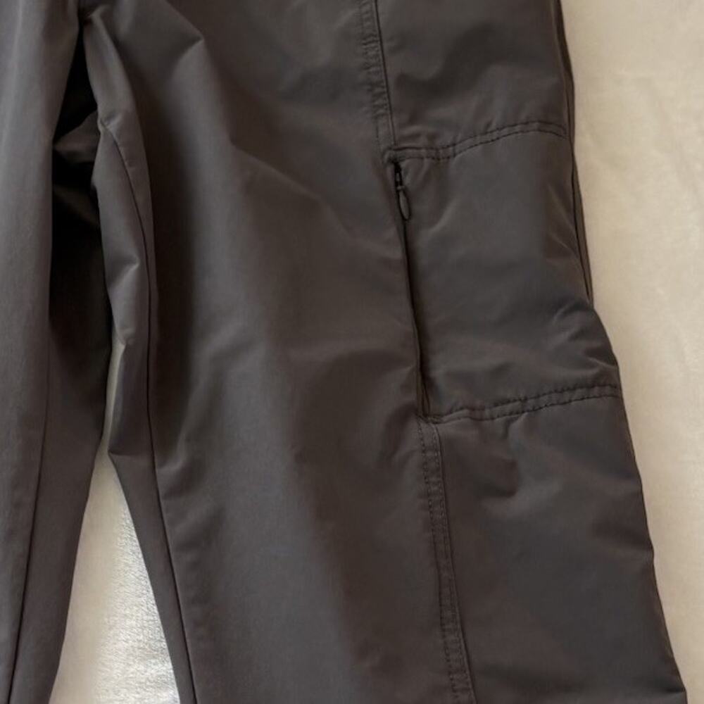 Kirkland Signature Women's Gray Capri Travel Pant Size 12 Nylon Gorpcore - Picture 5 of 16